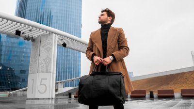 De tote bag voor mannen is het stijlitem van dit seizoen