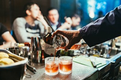Waarom steeds meer mannen bewust minder drinken